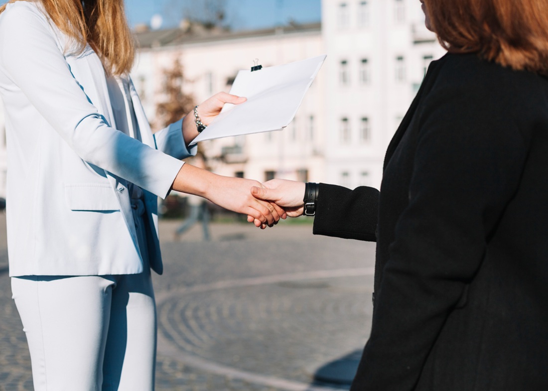 Девушка и агент по недвижимости, договор