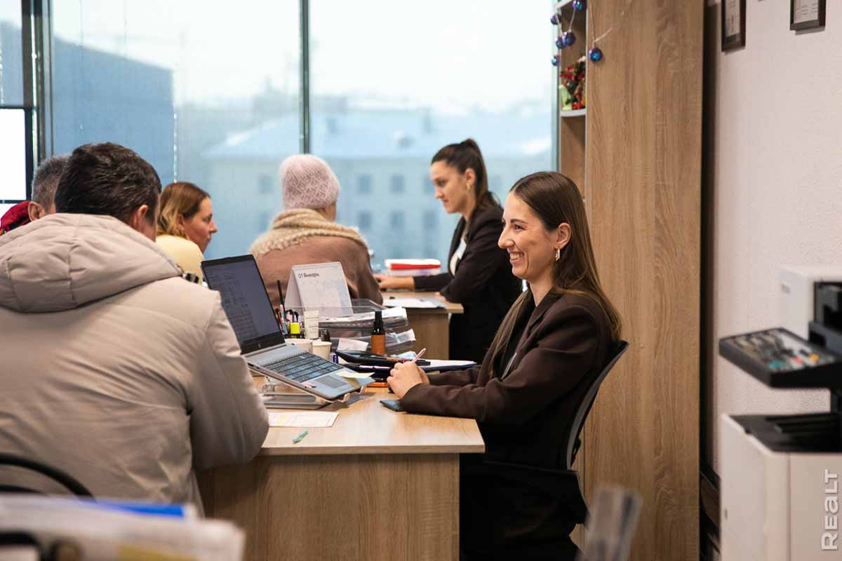 Юля с клиентами