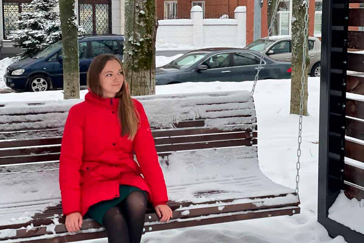 Настя на качелях